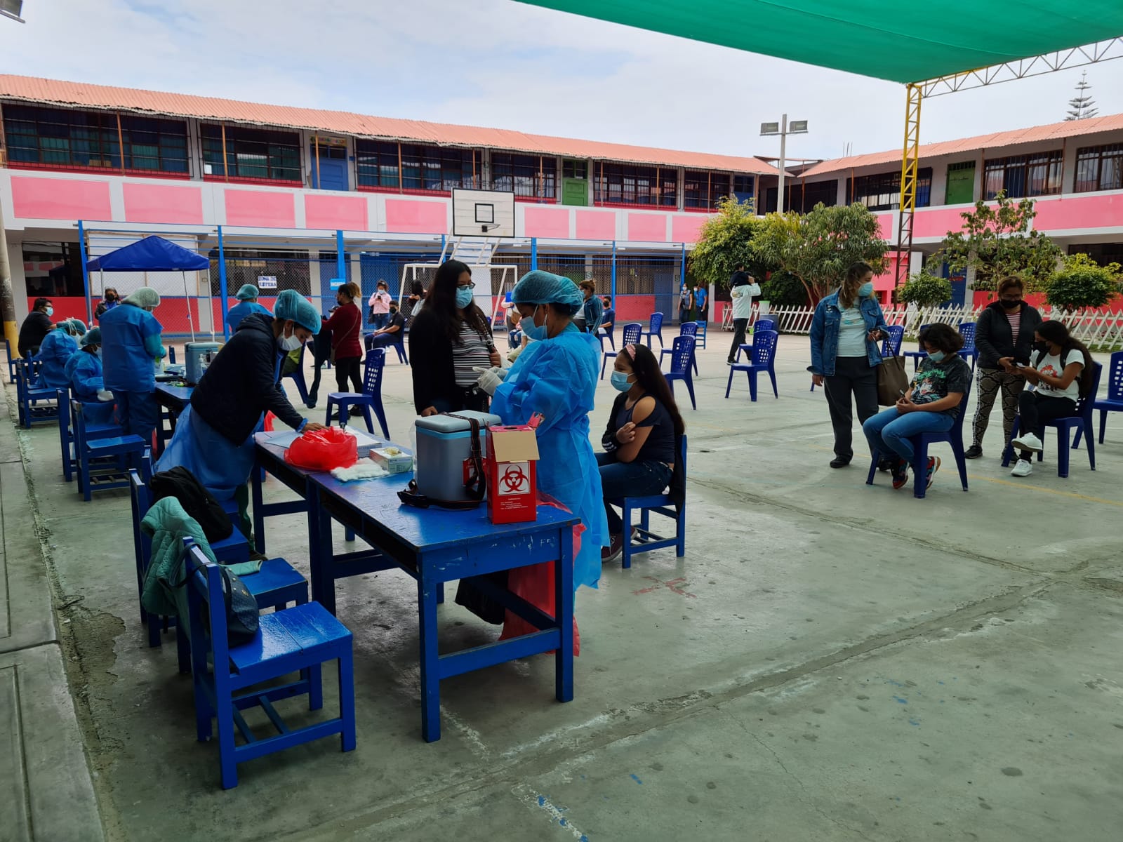 Chimbote: Vacunación para adolescentes continúa en colegios, estadio y postas