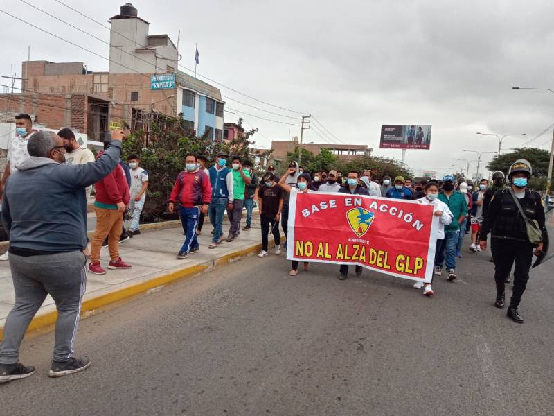Chimbote: Transportistas bloquean puente de Villa María por alza en precio del GLP 