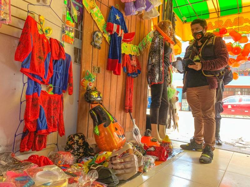 Chimbote: Inspeccionan venta de máscaras y disfraces de Halloween 