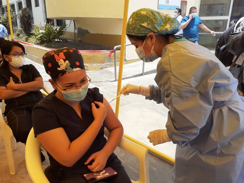 Chibmote: Refuerzan vacuna contra la COVID-19 en Hospital La Caleta