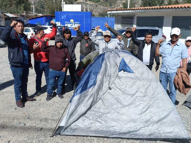 Áncash: Pobladores acampan frente a sede del gobierno regional