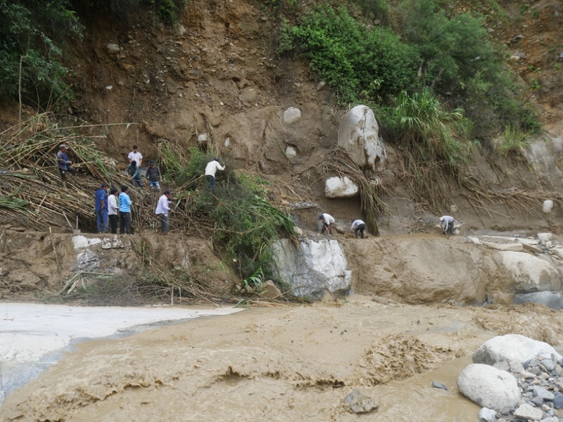 Áncash: Pobladores de Moro toman agua de lluvia