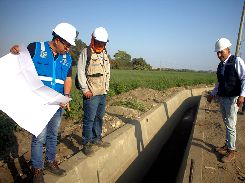 Subregión Pacífico inspecciona canal de regadío