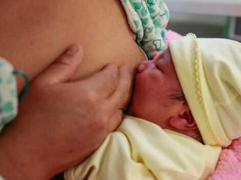 Minsa: Lactancia materna debe continuar, así la madre tenga COVID-19