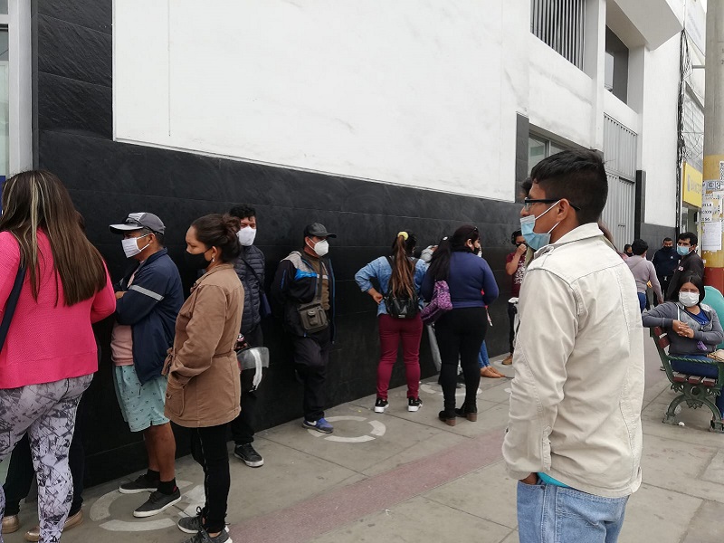 Chimbote: Largas colas en bancos por cobro del Bono Familiar Universal