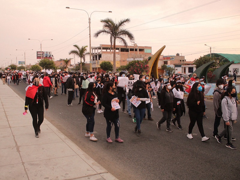 Chimbote: Jóvenes exigen una nueva Constitución Política