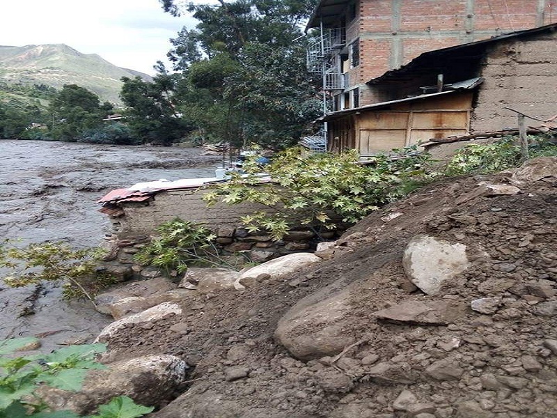 Trece familias son evacuadas ante crecida de río Puchka, en Huari