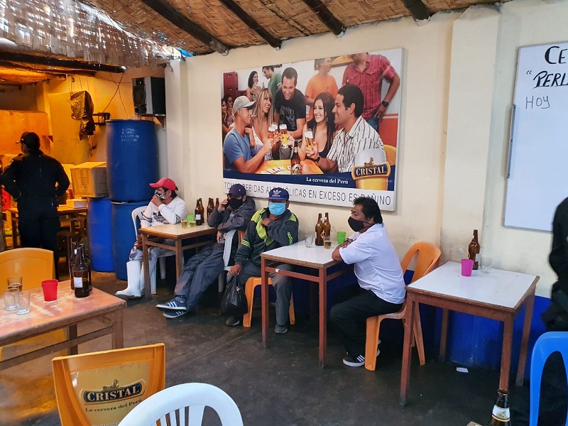 Intervienen a 17 personas bebiendo licor en local de Chimbote
