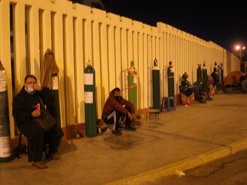 Chimbotanos duermen afuera del estadio Centenario por un balón oxígeno