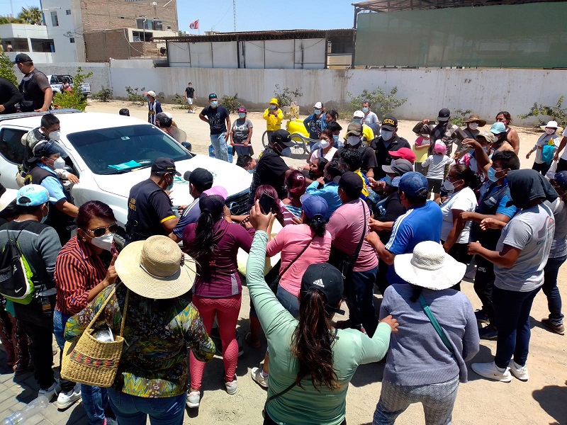 Comerciantes informales rodean camioneta de alcalde de Nuevo Chimbote e intentan agredirlo