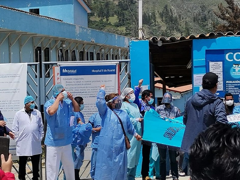 Huaraz: Trabajadores de EsSalud realizan plantón exigiendo vacunas