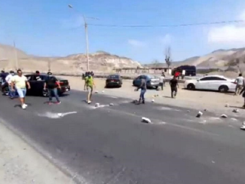 Chimbote: Transportistas bloquean carretera Panamericana Norte